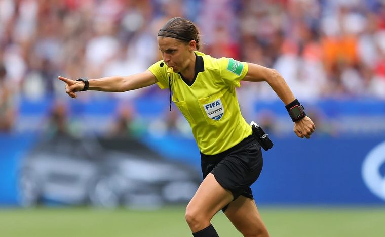 FOTO: Una terna femenina hace historia arbitrando en un Mundial