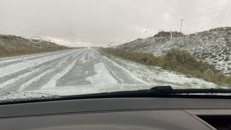 El camino de las Altas Cumbres se tiñó de blanco por el granizo.