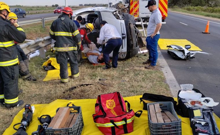 FOTO: El conductor del utilitario fue rescatado por los Bomberos Zapadores. 
