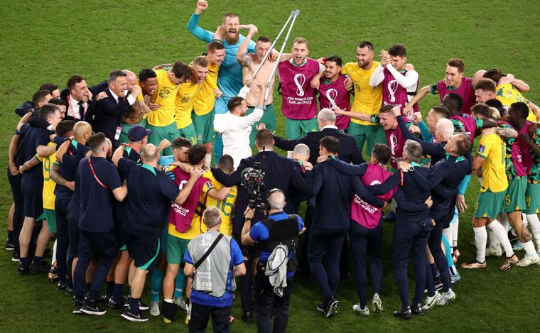 FOTO: Australia eliminó a Dinamarca y clasificó 2° a octavos.