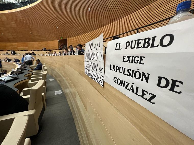 La Unicameral de Córdoba apartó a Oscar González.