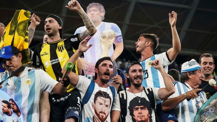 Argentina fue local en el Estadio 974: las mejores fotos de los hinchas