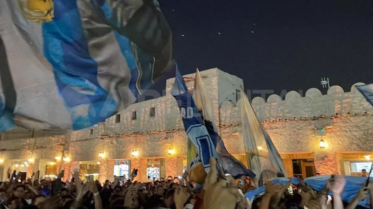 FOTO: Miles de argentinos festejando en las calles de Doha.