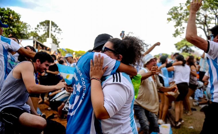 Festejos en Buenos Aires por el pase de la Selección a octavos de final.