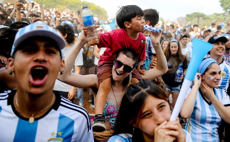 FOTO: Festejos en Buenos Aires por el pase de la Selección a octavos de final.