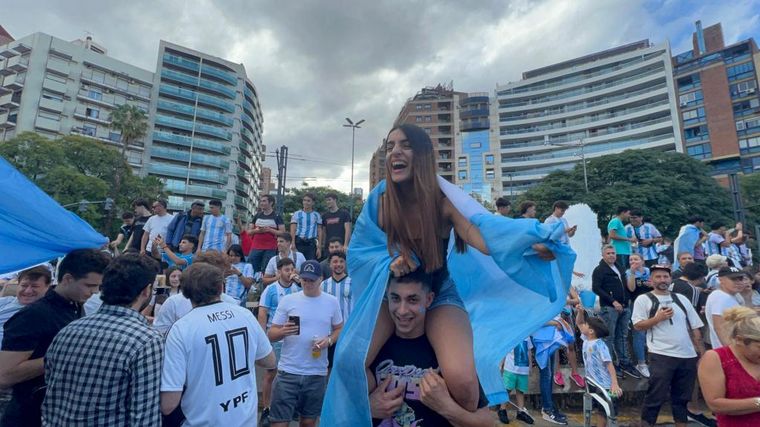 El festejo de los hinchas en Córdoba tras el triunfo de Argentina ante Polonia.