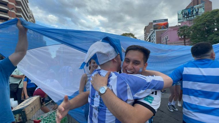 El festejo de los hinchas en Córdoba tras el triunfo de Argentina ante Polonia.