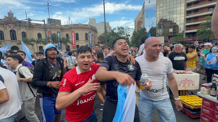 El festejo de los hinchas en Córdoba tras el triunfo de Argentina ante Polonia.