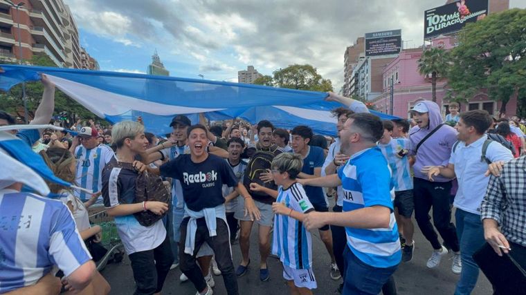 El festejo de los hinchas en Córdoba tras el triunfo de Argentina ante Polonia.
