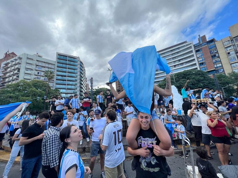 El festejo de los hinchas en Córdoba tras el triunfo de Argentina ante Polonia.