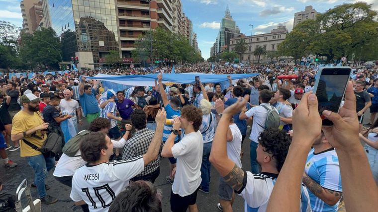 El festejo de los hinchas en Córdoba tras el triunfo de Argentina ante Polonia.