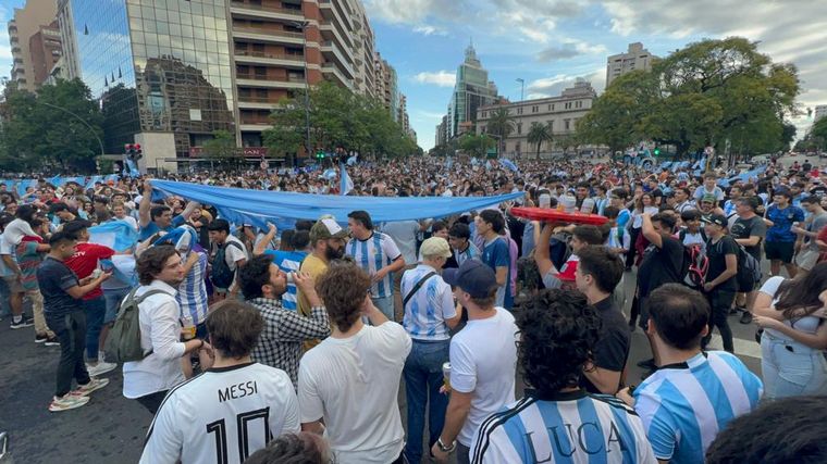 El festejo de los hinchas en Córdoba tras el triunfo de Argentina ante Polonia.