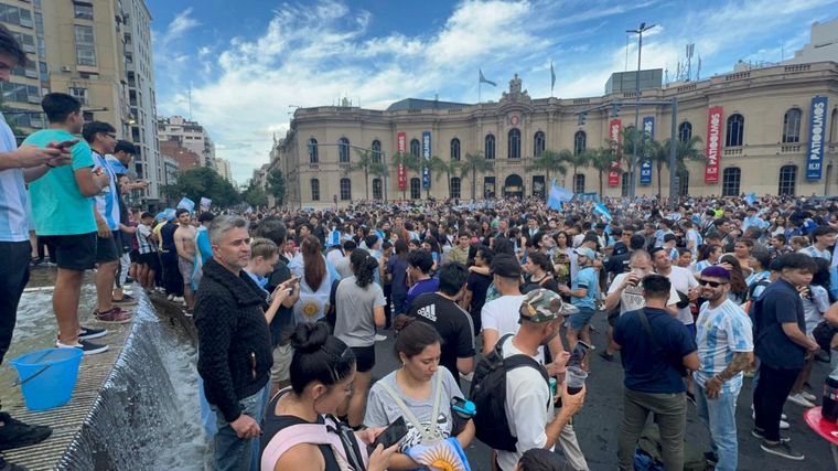 El festejo de los hinchas en Córdoba tras el triunfo de Argentina ante Polonia.