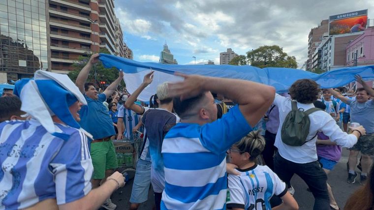 El festejo de los hinchas en Córdoba tras el triunfo de Argentina ante Polonia.
