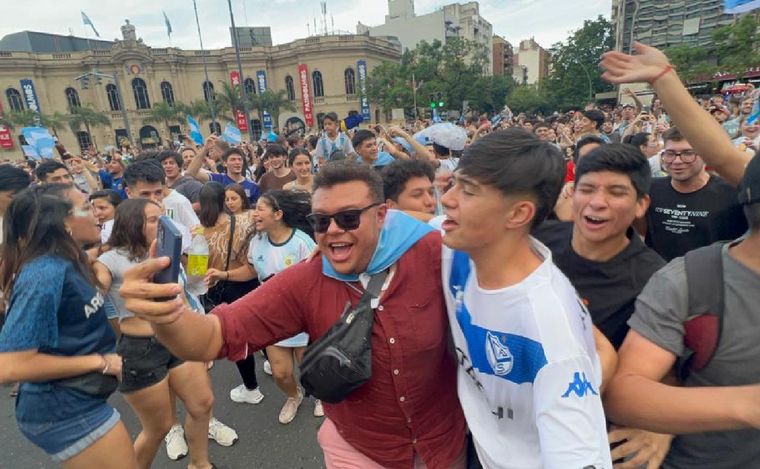 El festejo de los hinchas en Córdoba tras el triunfo de Argentina ante Polonia.