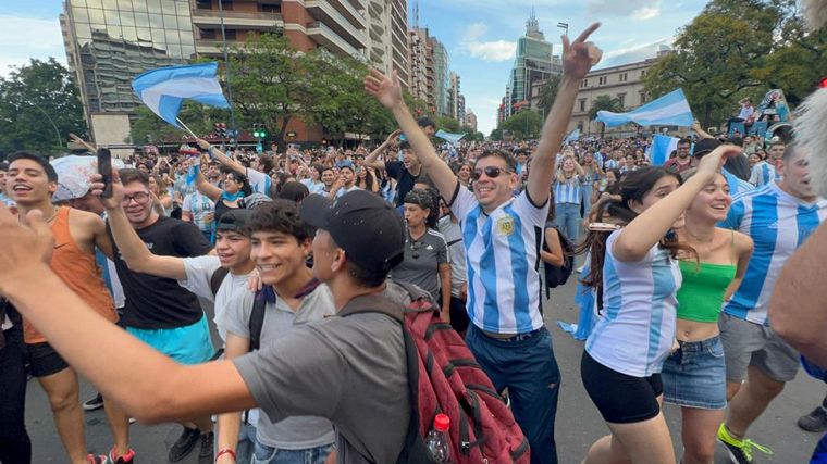 El festejo de los hinchas en Córdoba tras el triunfo de Argentina ante Polonia.