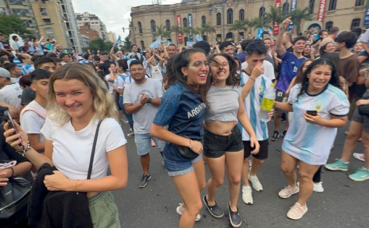 El festejo de los hinchas en Córdoba tras el triunfo de Argentina ante Polonia.