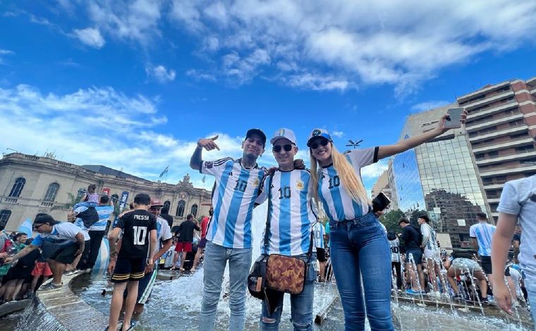 El festejo de los hinchas en Córdoba tras el triunfo de Argentina ante Polonia.