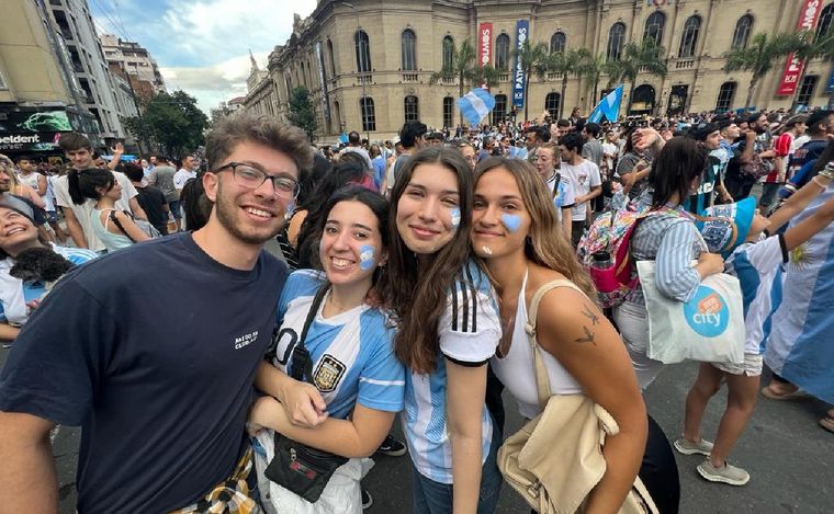 El festejo de los hinchas en Córdoba tras el triunfo de Argentina ante Polonia.