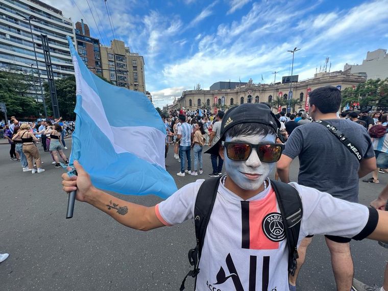 El festejo de los hinchas en Córdoba tras el triunfo de Argentina ante Polonia.