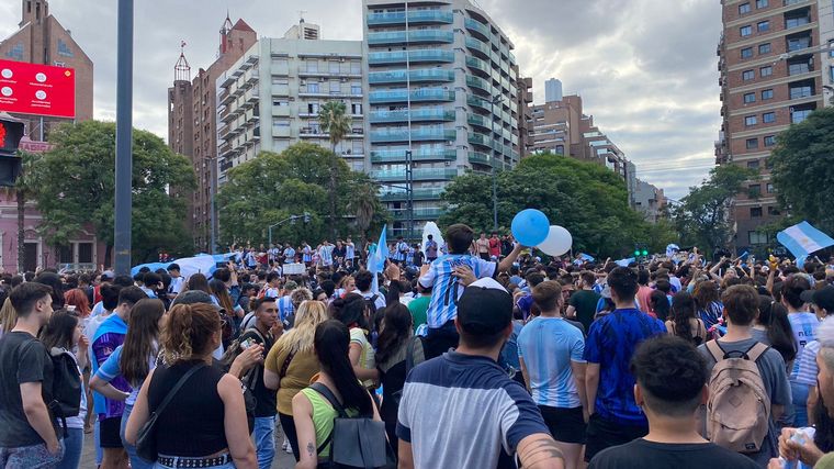 FOTO: El Monumento a la Bandera en Rosario comenzó a poblarse de hinchas.