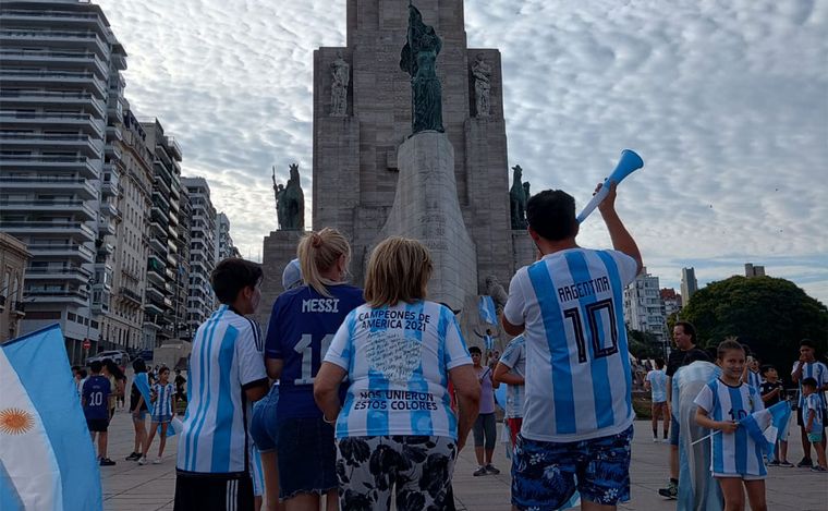 El Monumento a la Bandera en Rosario comenzó a poblarse de hinchas.
