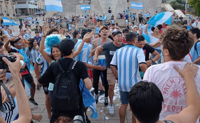 El Monumento a la Bandera en Rosario comenzó a poblarse de hinchas.