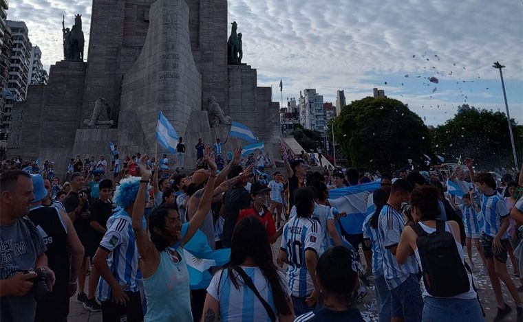 El Monumento a la Bandera en Rosario comenzó a poblarse de hinchas.