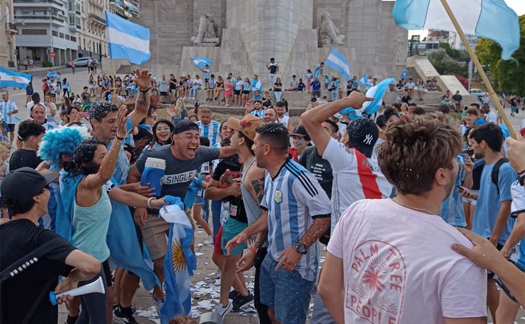 FOTO: El Monumento comenzó a poblarse de hinchas tras el triunfo argentino.