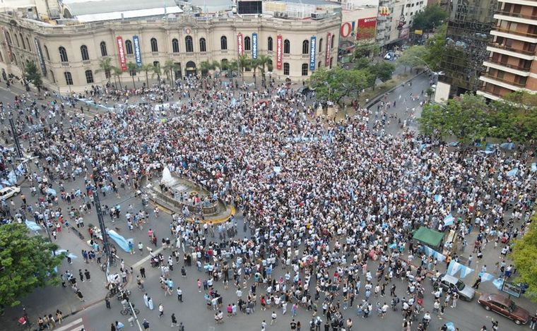 Festejos en Córdoba tras la clasificación de la Selección argentina.