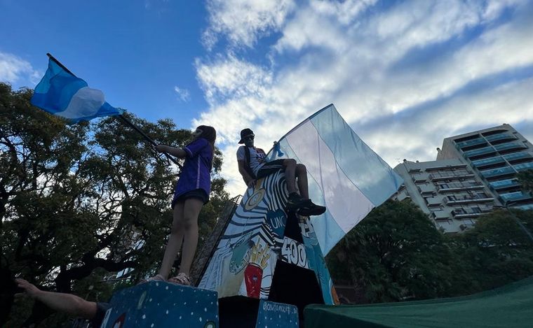 Festejos en Córdoba tras la clasificación de la Selección argentina.