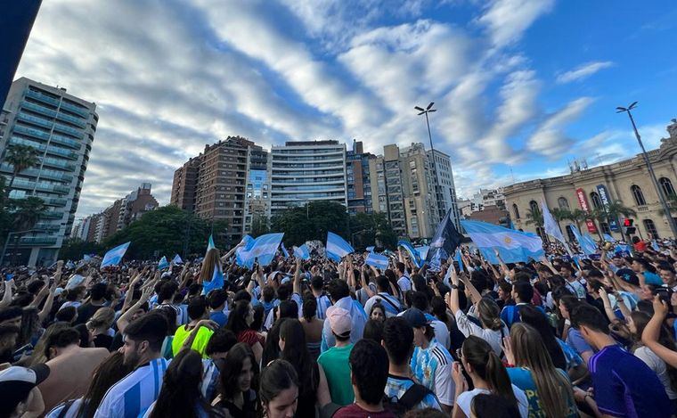 Festejos en Córdoba tras la clasificación de la Selección argentina.