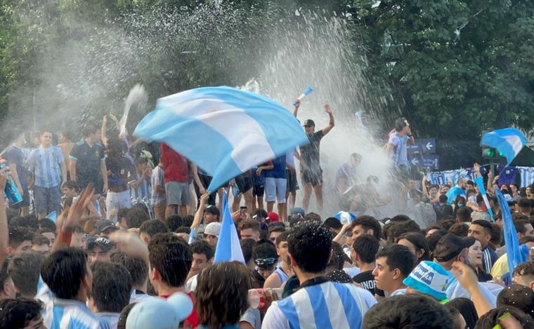 Festejos en Córdoba tras la clasificación de la Selección argentina.