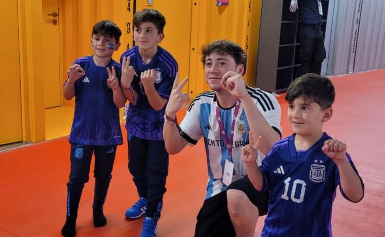 FOTO: Paulo Londra sorprendió con una foto junto a los hijos de Messi.