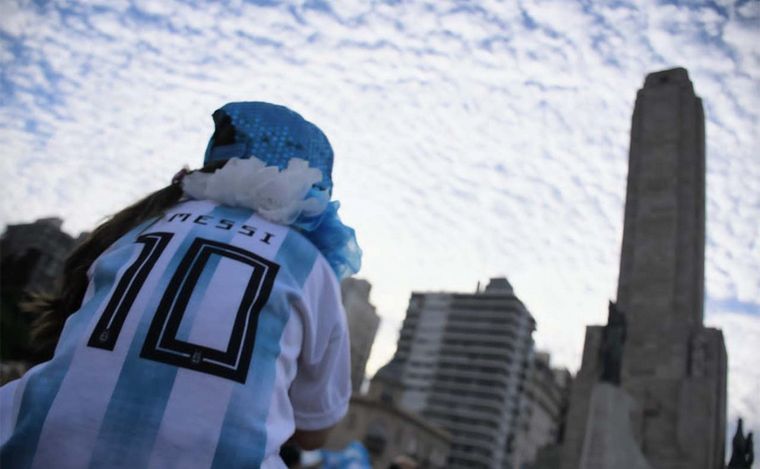AUDIO: Festeja Rosario: el Monumento comenzó a poblarse tras el triunfo argentino. 