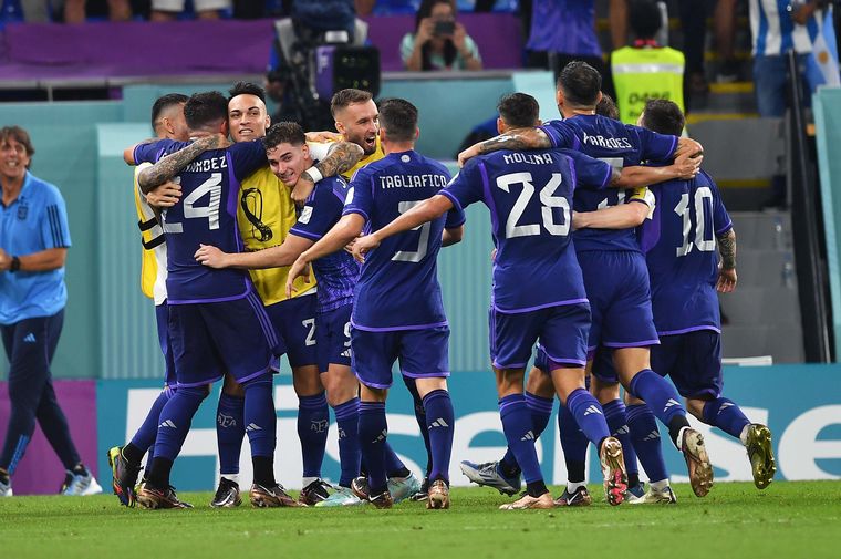Los jugadores de Argentina celebran el segundo gol.