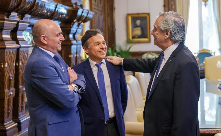 FOTO: Fernández con Guerrera, ministro saliente, y su sucesor Giuliano.
