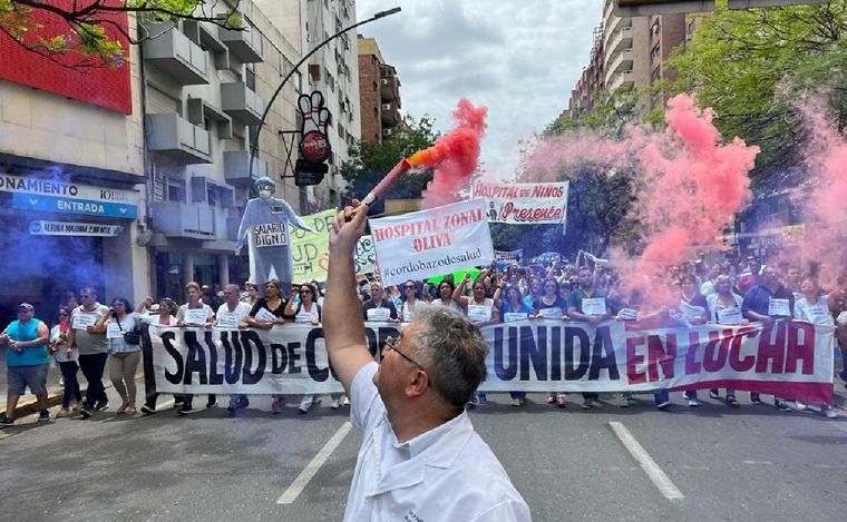 FOTO: Trabajadores de Salud cuestionaron el aumento del Gobierno de Córdoba y marcharon