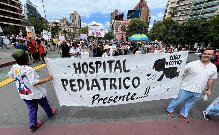 FOTO: Trabajadores de Salud rechazaron el aumento del Gobierno de Córdoba y van a la calle