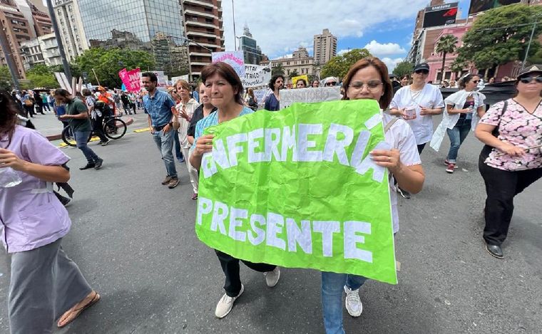 FOTO: Trabajadores de Salud rechazaron el aumento del Gobierno de Córdoba y van a la calle