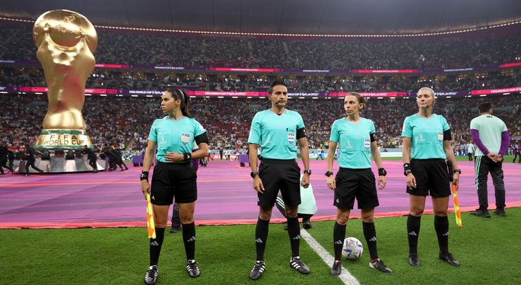 Una terna femenina hace historia arbitrando en un Mundial