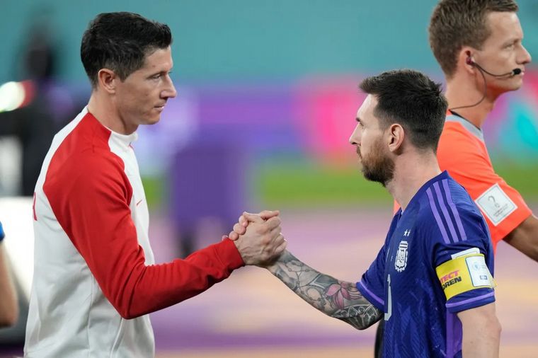 El saludo cordial de protocolo entre ambos capitanes.