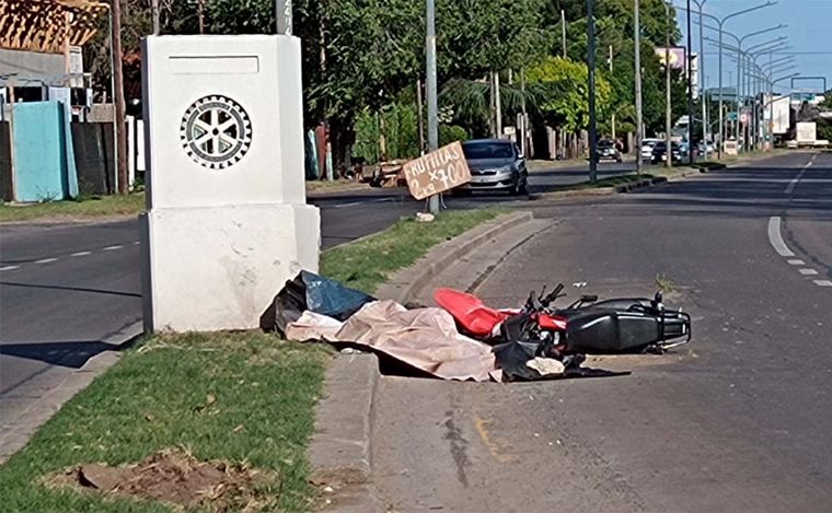 FOTO: Rosario: Murió un motociclista luego de chocar contra un cartel en Wilde y Córdoba.
