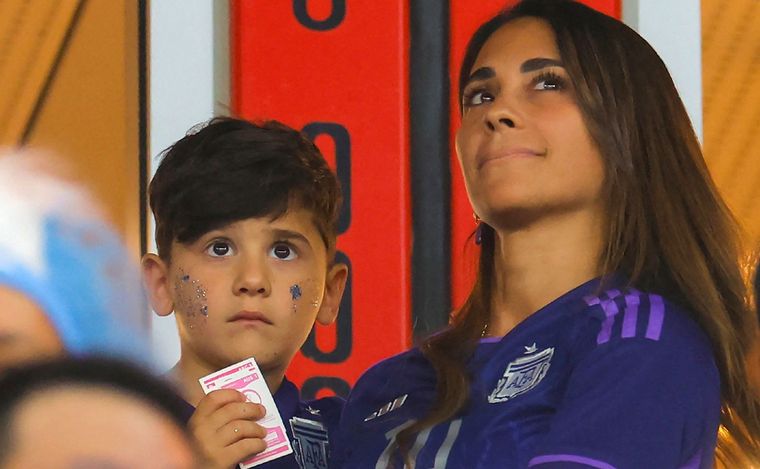 Ciro con las figuritas en en brazos de su mamá.