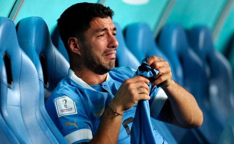 FOTO: El desconsolado llanto de Luis Suárez tras la eliminación uruguaya.
