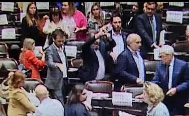El polémico gesto de Ritondo en la sesión de Diputados.