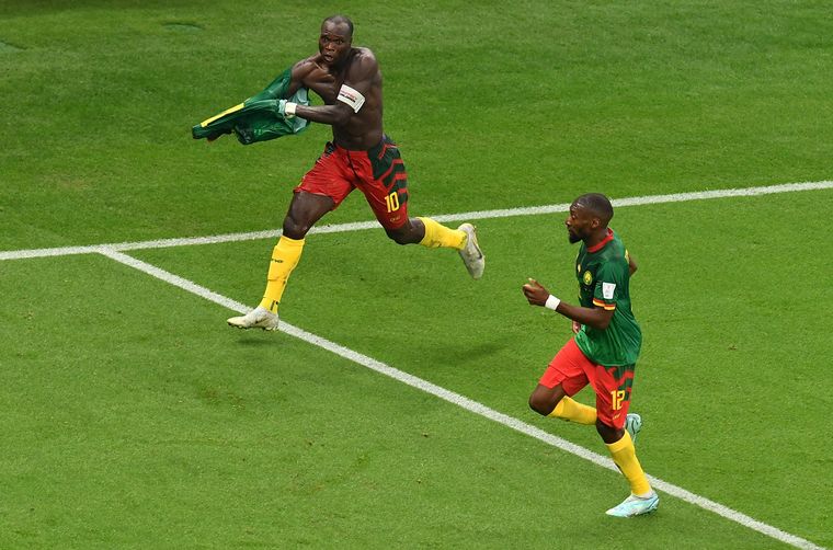 FOTO: Camerún sorprendió a Brasil en el cierre del grupo.