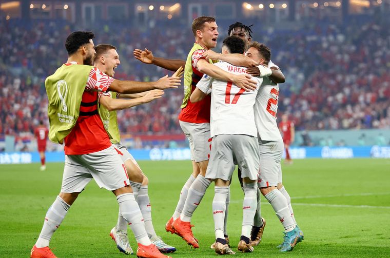 FOTO: Suiza derrotó a Serbia y se clasificó