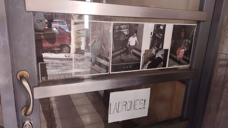 Los ladrones fueron captados por la cámara de seguridad.