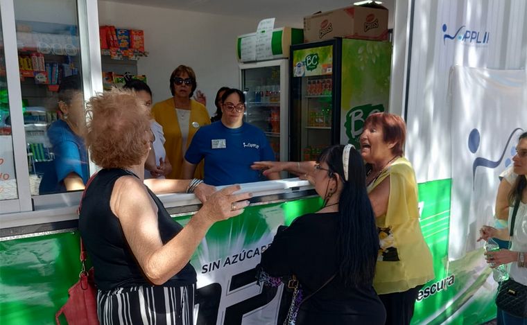 Abrió un kiosco atendido por personas con discapacidad frente a La Fluvial.